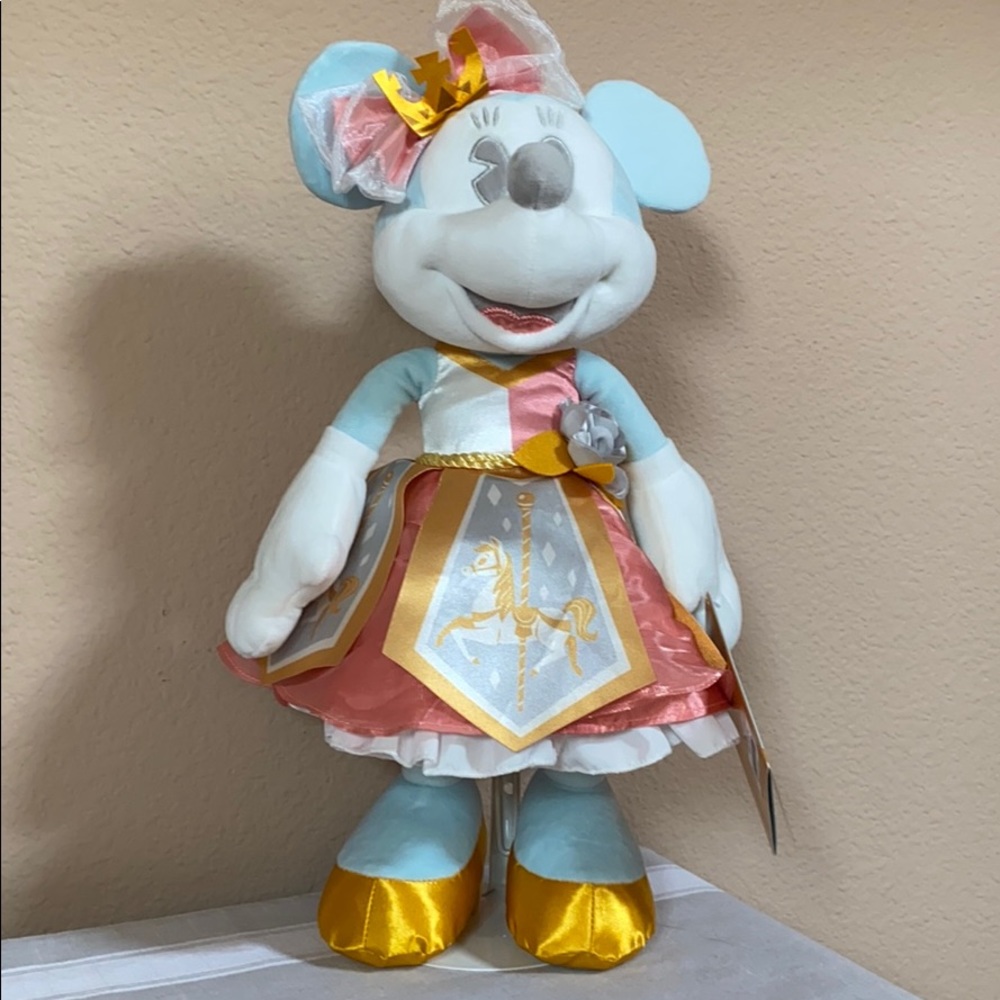 Minnie Mouse Main Attraction July King Arthur